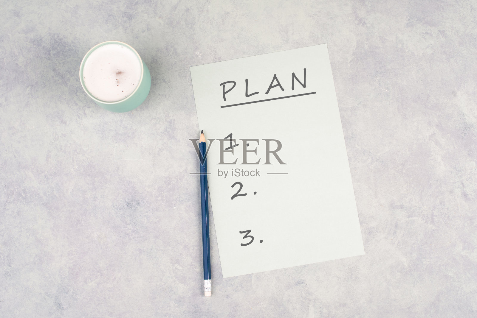 白纸上有一支笔,有纹理的背景上,计划这个词就站在纸的顶端,计划着新的目标,待办事项,喝着咖啡照片摄影图片