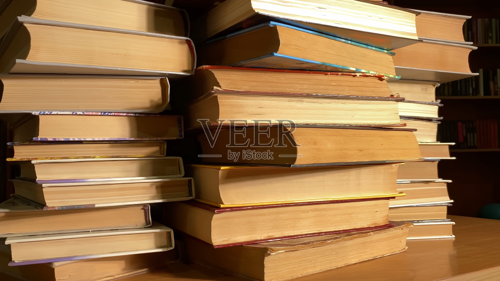 图书在图书馆书桌上旋转,档案在黑暗的房间里照片摄影图片