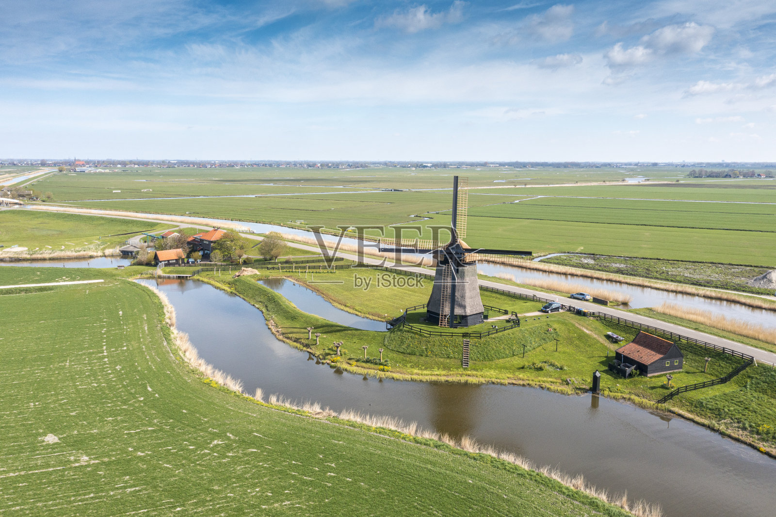 带有风车的典型荷兰圩田景观照片摄影图片
