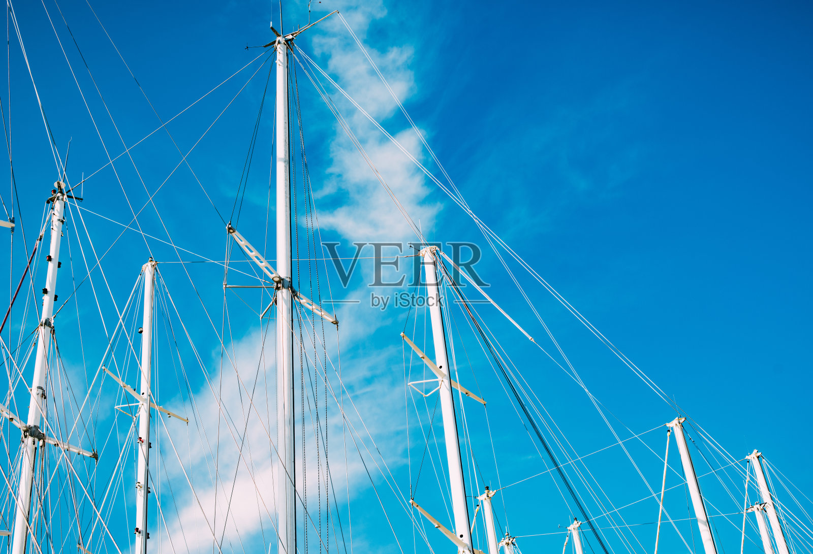 帆船桅杆和蓝天照片摄影图片