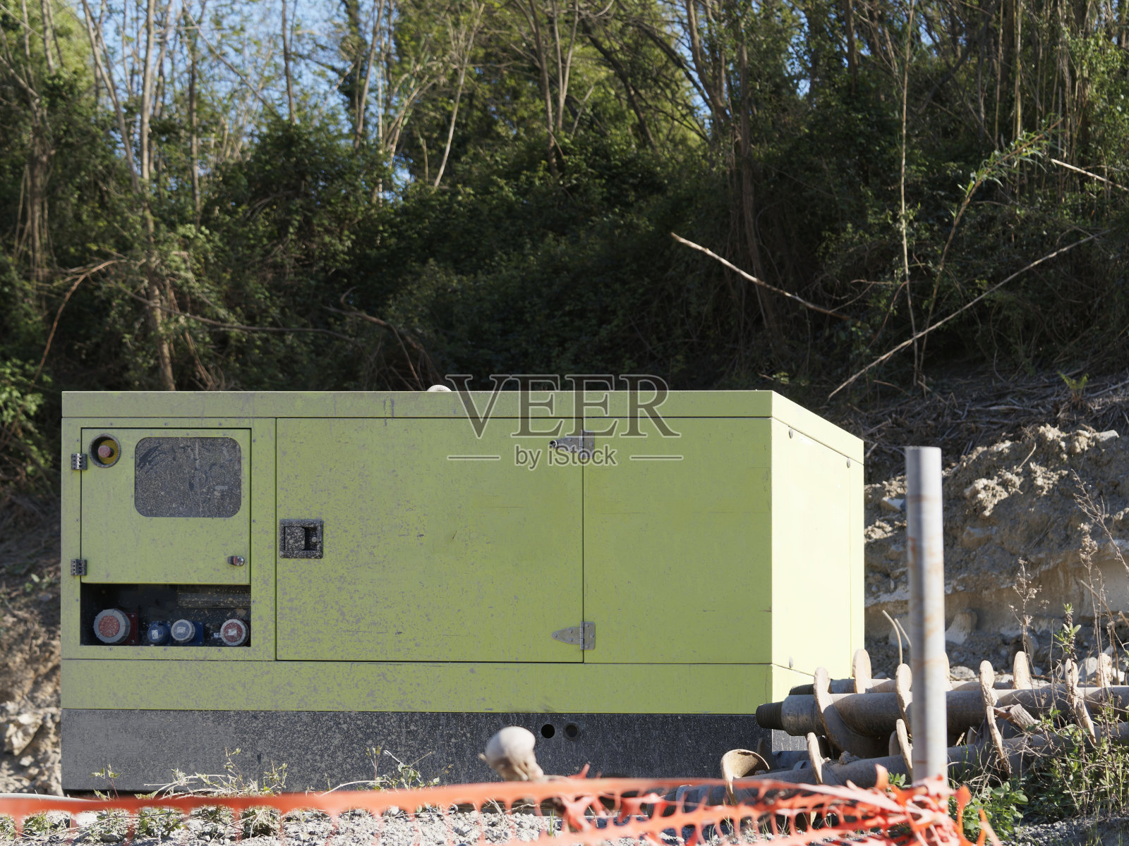 移动式柴油发电机用于户外应急用电,颜色绿色。照片摄影图片