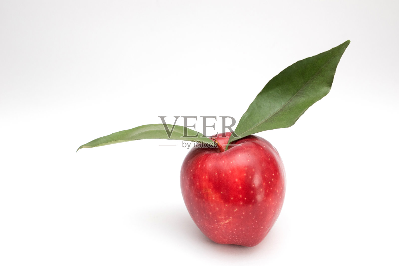 一个红苹果,绿色的叶子,白色的背景照片摄影图片
