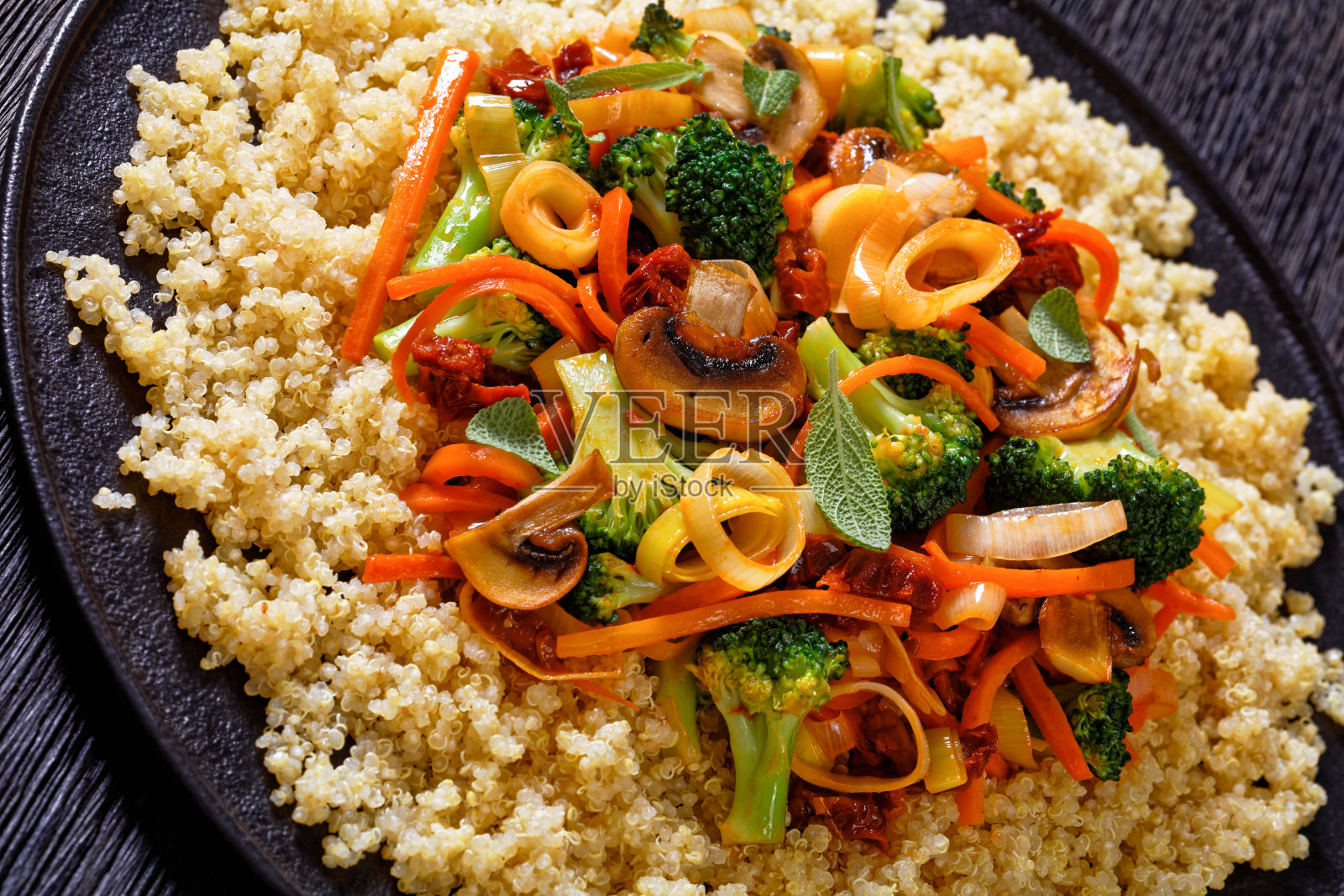 藜麦配炒蔬菜,蘑菇装盘照片摄影图片