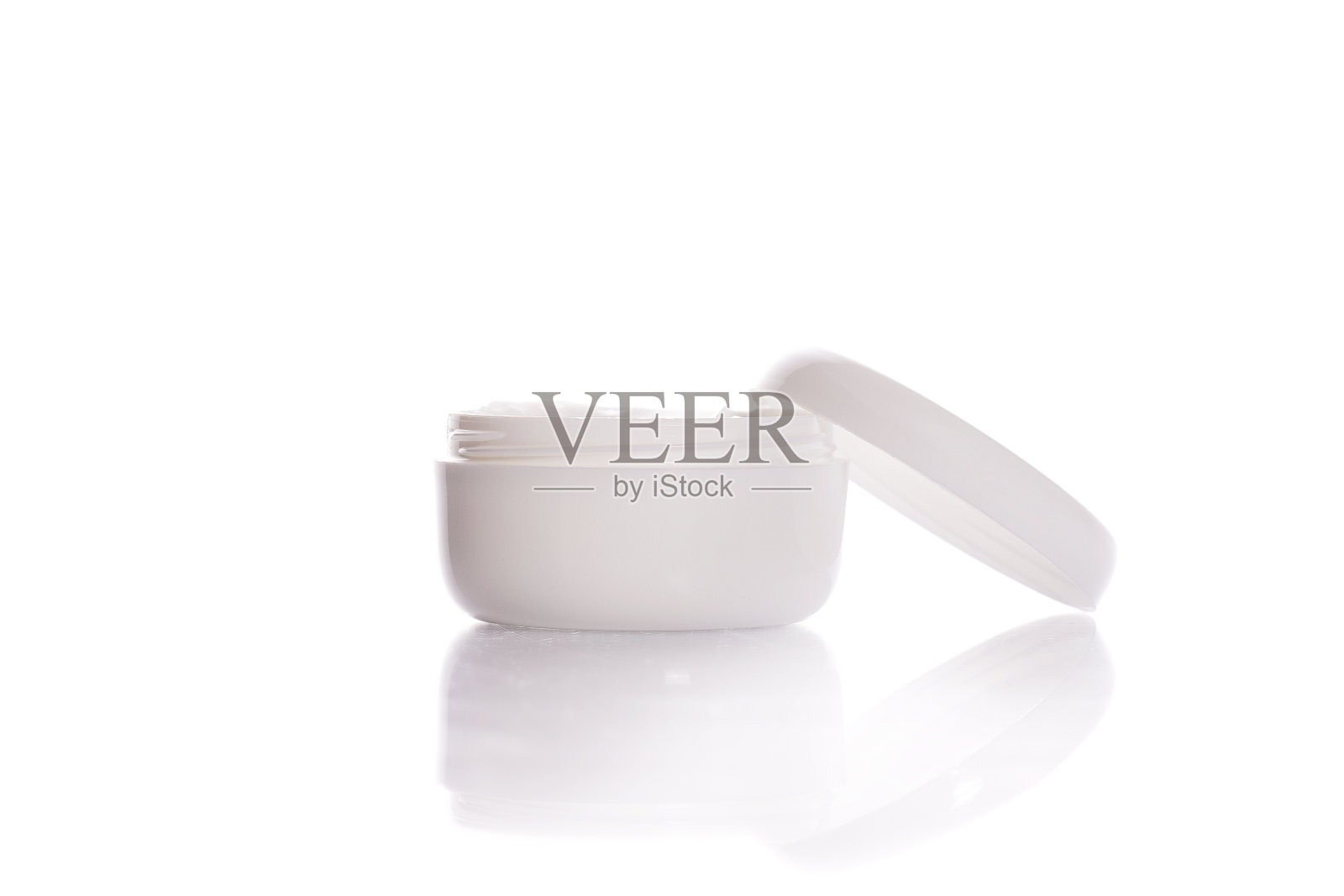 打开白色奶油罐在白色背景孤立的关闭照片摄影图片