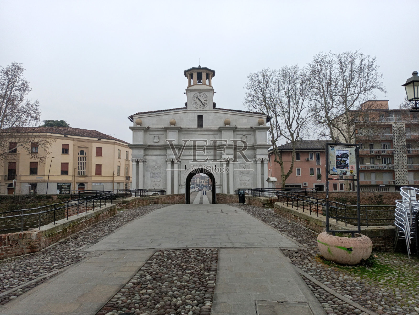 Porta portello与附近的广场和楼梯在帕多瓦威尼托意大利照片摄影图片