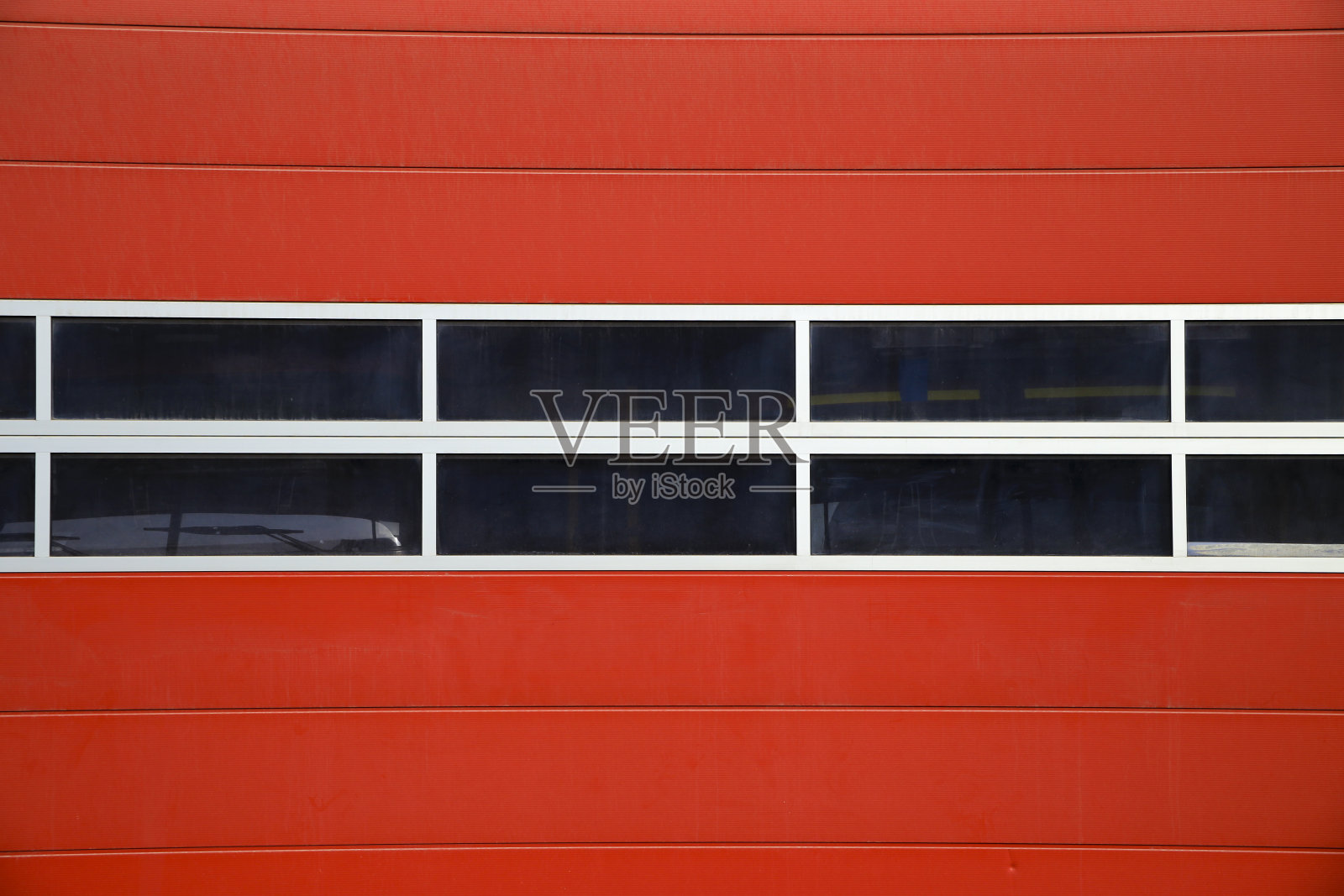 带玻璃窗的红色车库门照片摄影图片