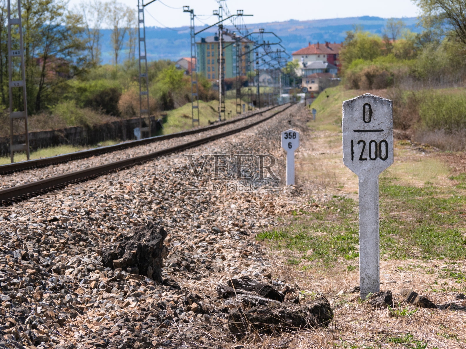 标高变化点(铁路信号),指在晴天时,显示轨道(0)的倾斜度和与轨道相邻的长度(1200米)和散发热量的接触网照片摄影图片