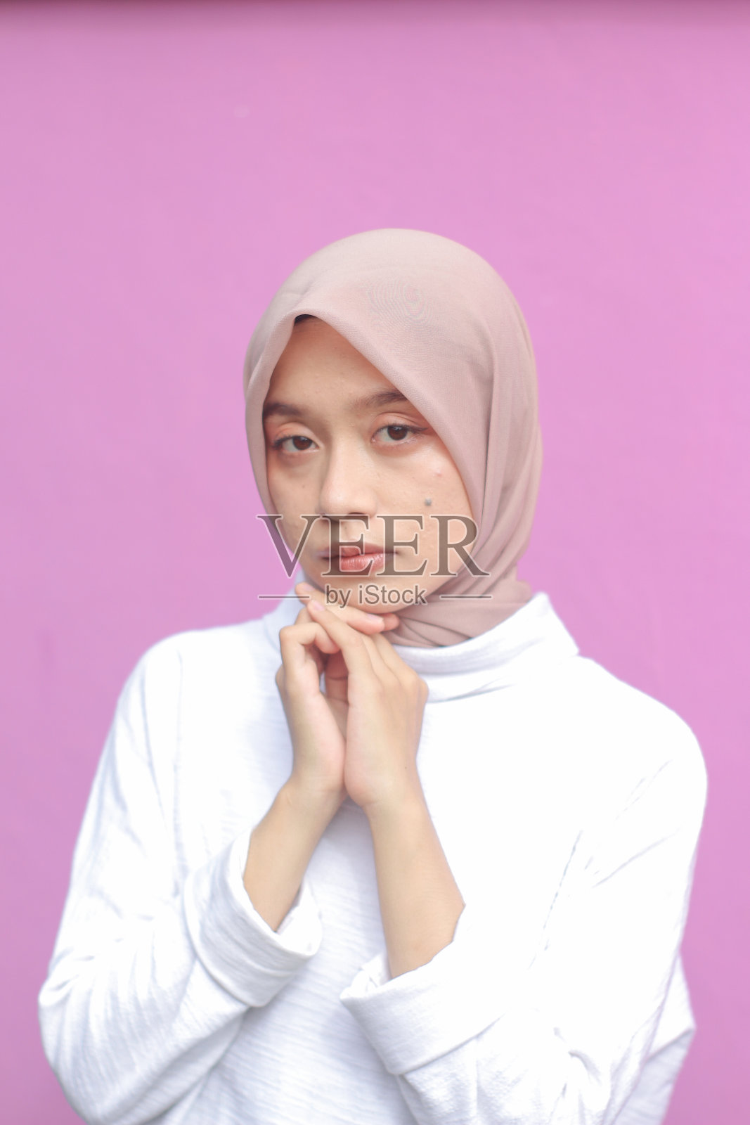 年轻女性的头巾肖像照片摄影图片
