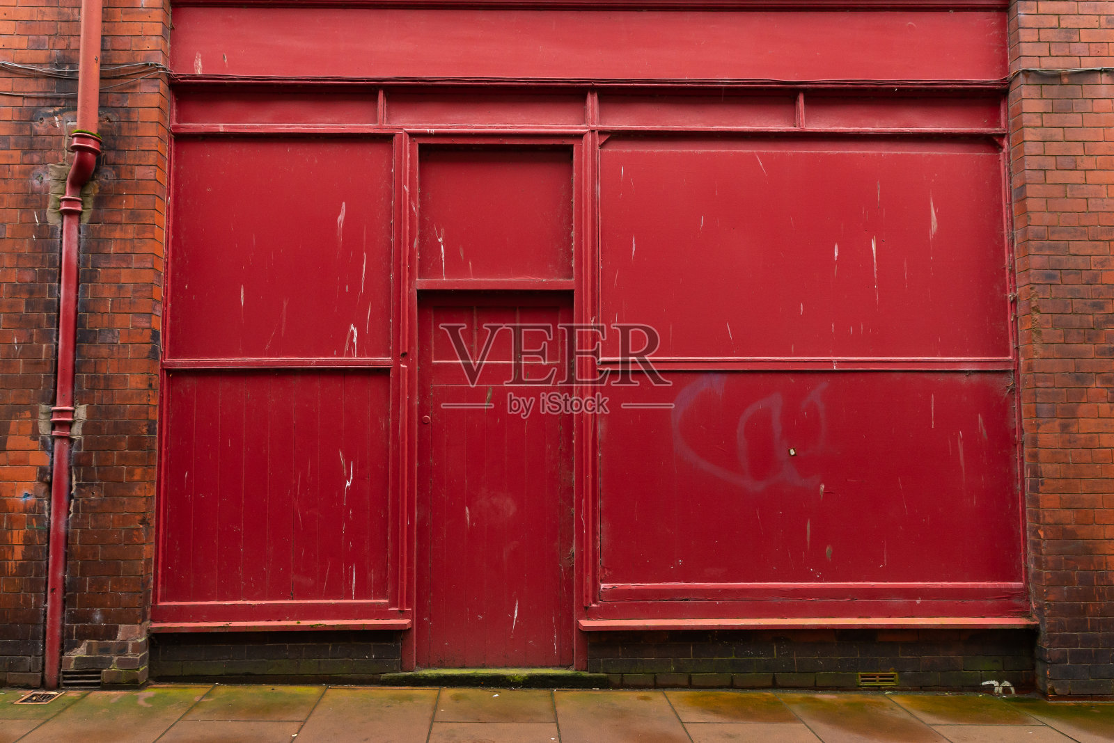 红色工业门。照片摄影图片
