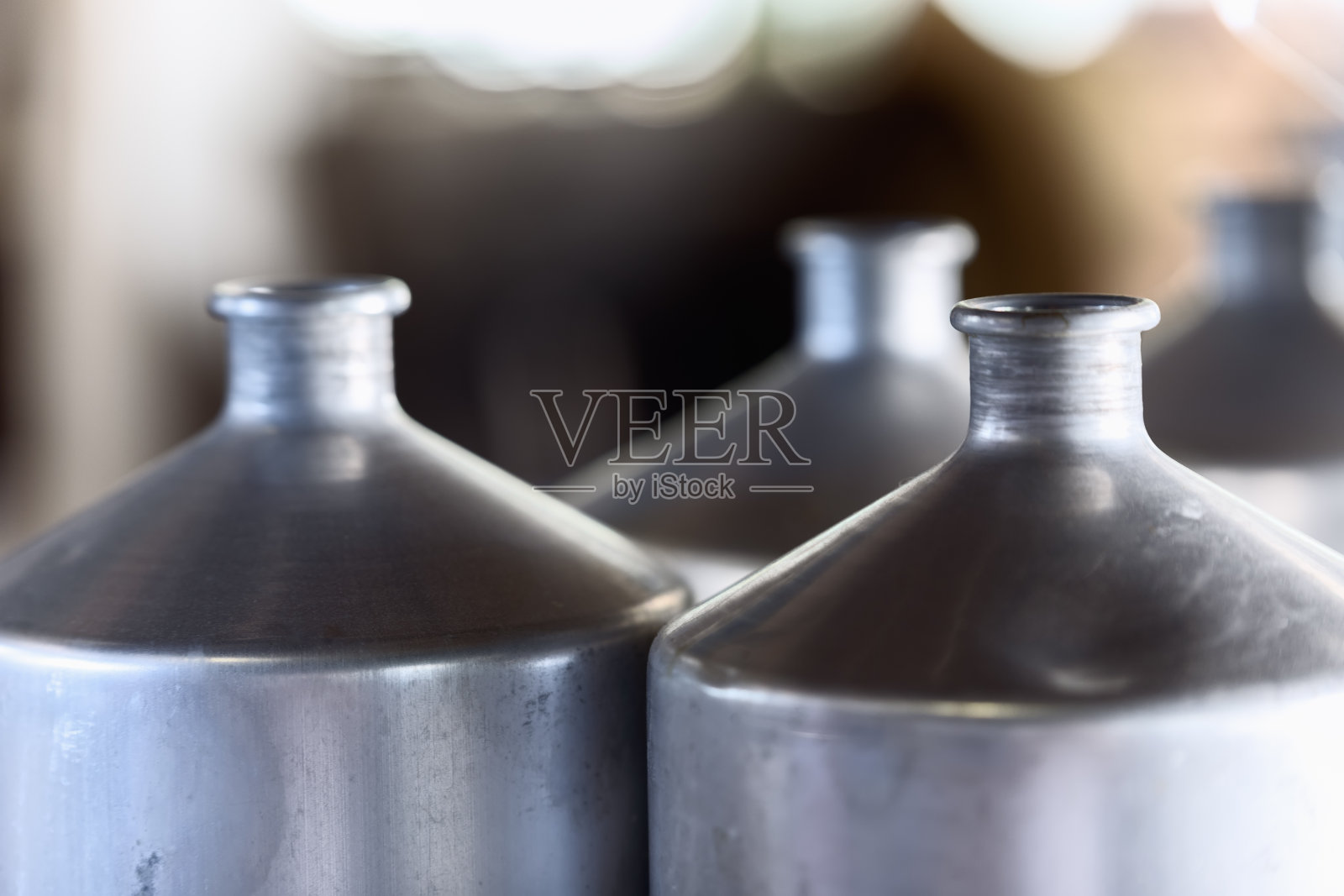 选择性的集中在2个巨大的铝设计的薰衣草精油筒照片摄影图片