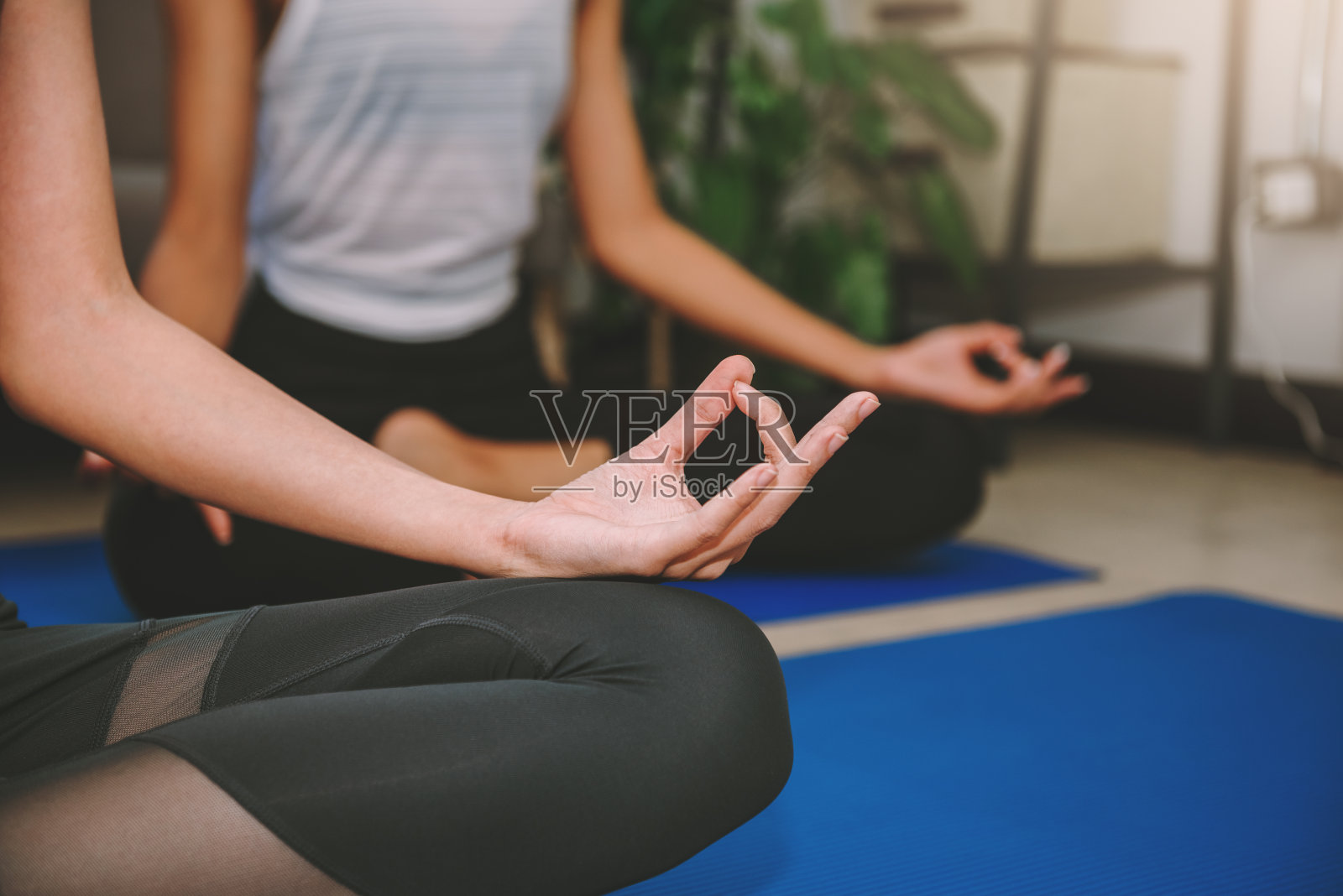 特写女人做瑜伽在莲花姿势,运动和娱乐的概念。照片摄影图片