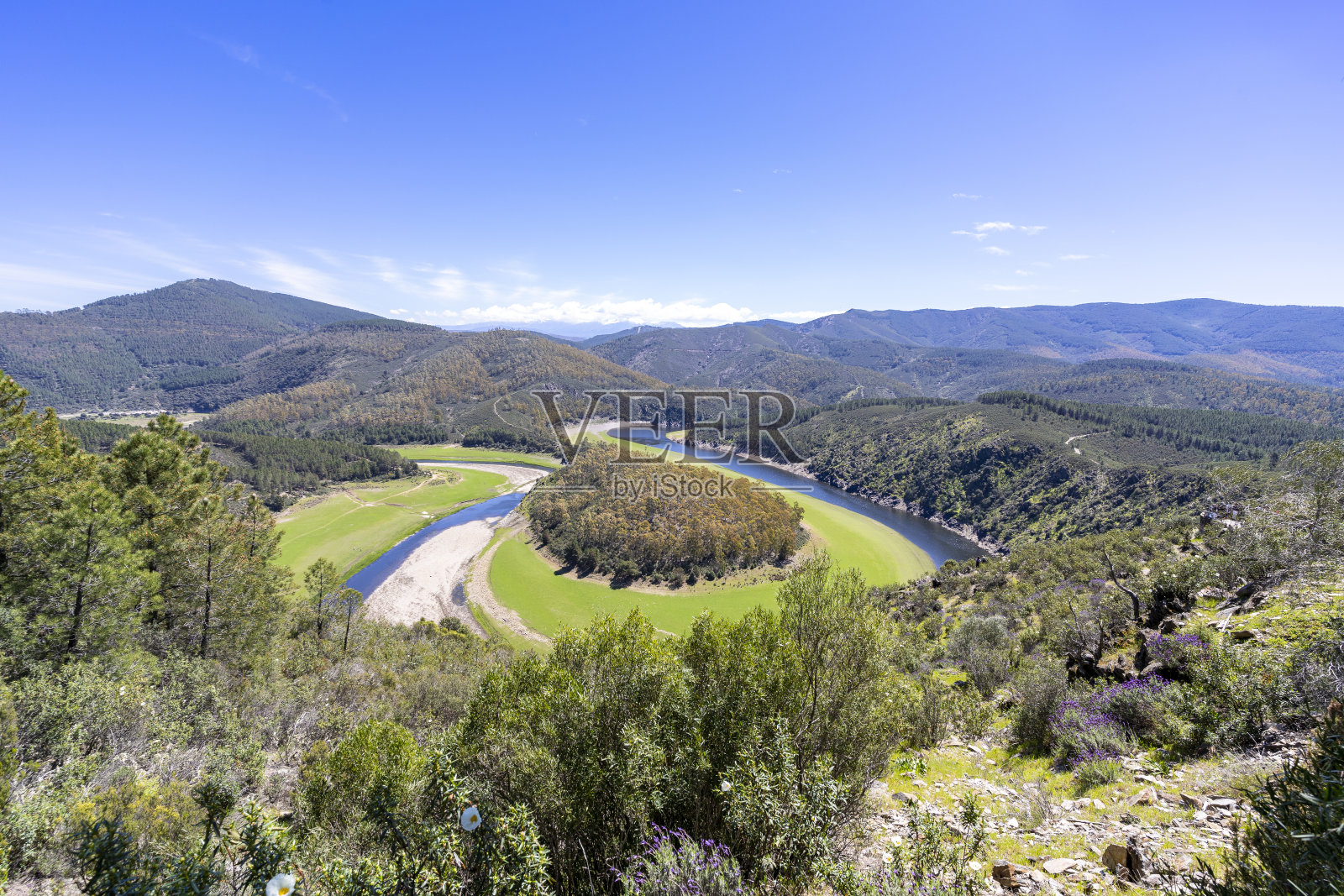 梅列罗蜿蜒的绿色色调和蓝色的天空照片摄影图片