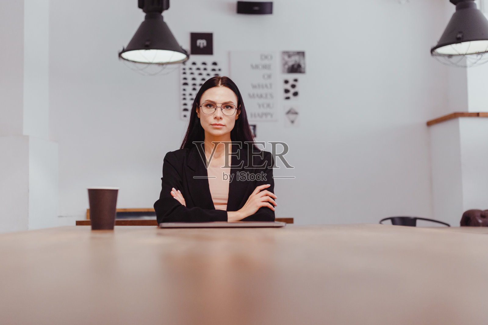 身着商务套装的黑发美女坐在面试桌前忧心忡忡照片摄影图片