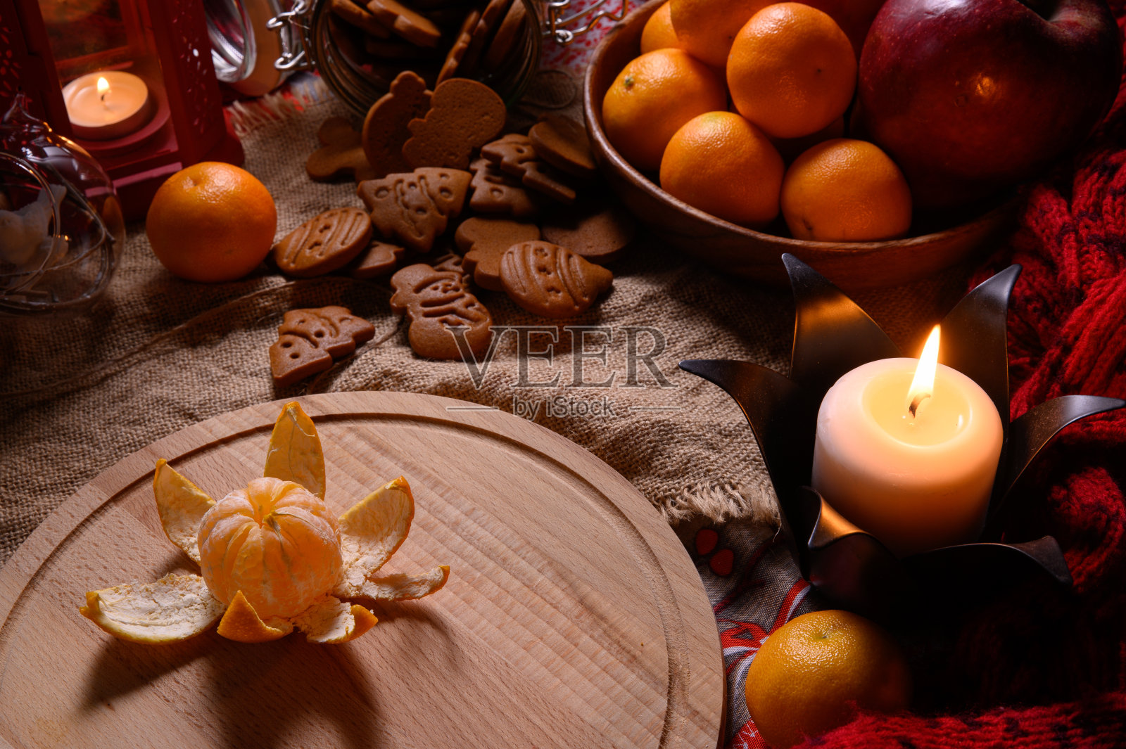 圣诞节的静物画。玻璃罐里的姜饼,橘子,蜡烛照片摄影图片