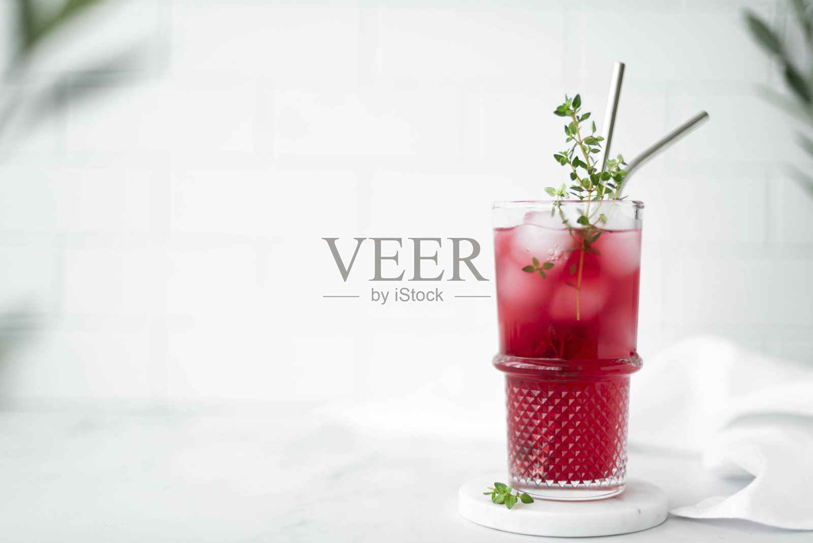 由黑醋栗和蔓越莓制成的浆果汁加冰在玻璃杯中照片摄影图片