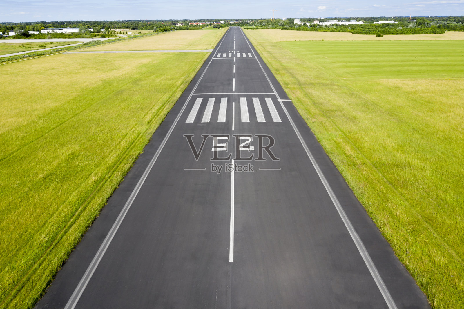 标为25的机场跑道鸟瞰图照片摄影图片