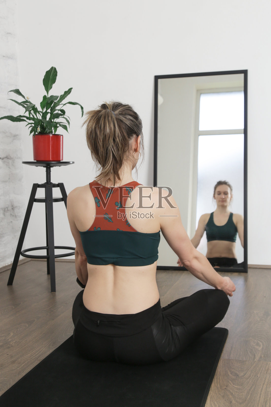 练习冥想和呼吸练习的年轻女子。健康和自我照顾的概念。照片摄影图片