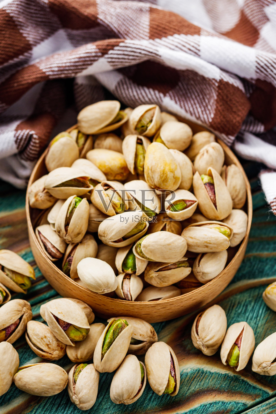 新鲜的咸味开心果放在质朴的木质背景上照片摄影图片