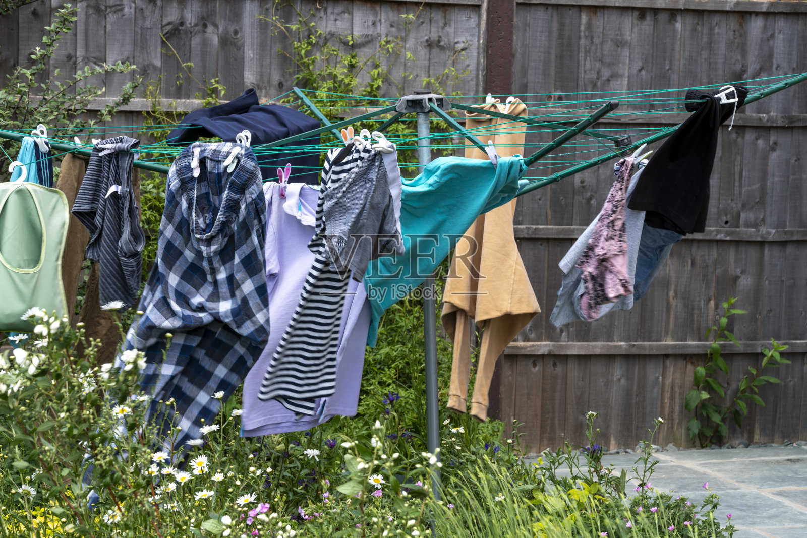 刮风的日子把洗的衣服丢在外面照片摄影图片