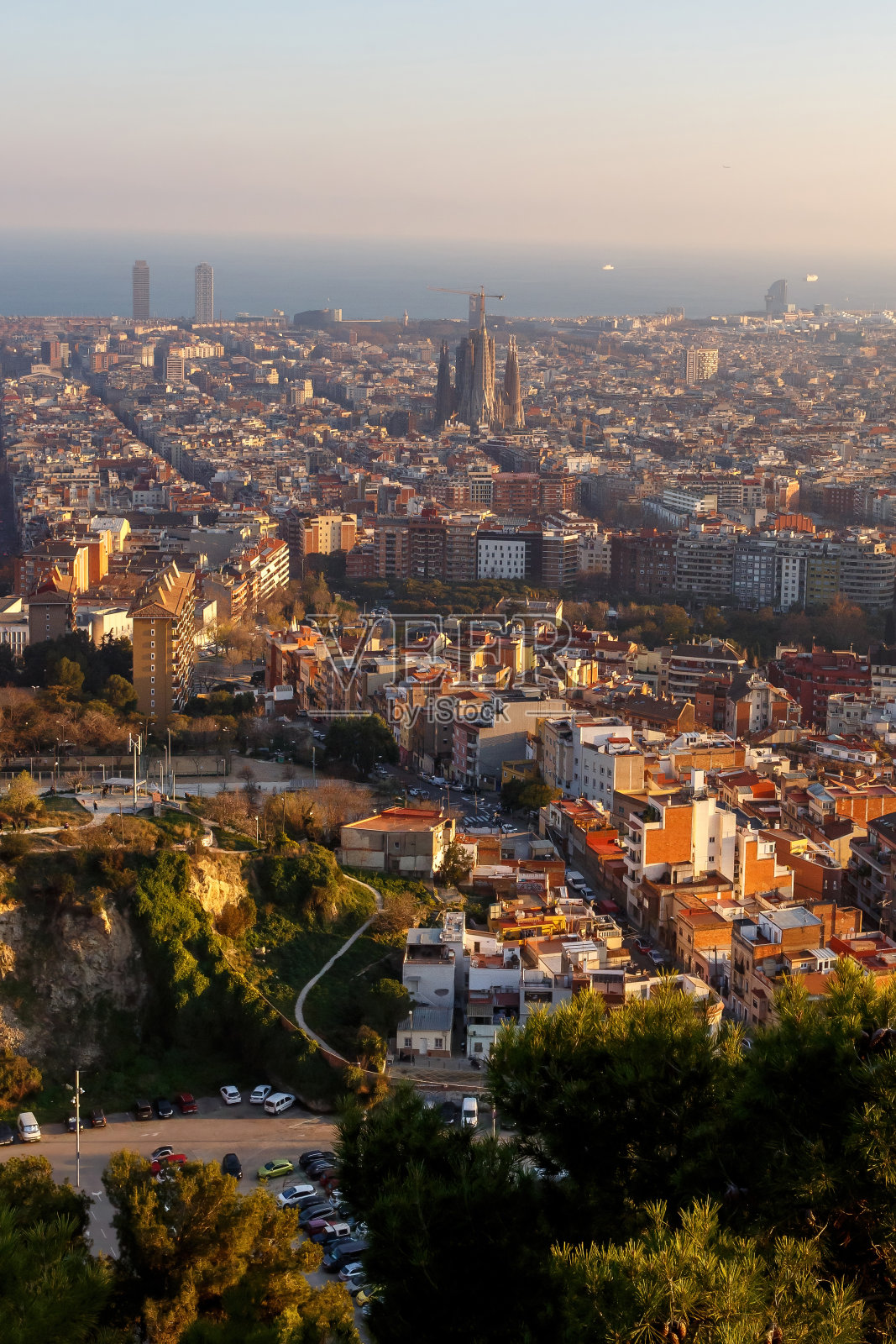 日落时分的巴塞罗那城市全景照片摄影图片