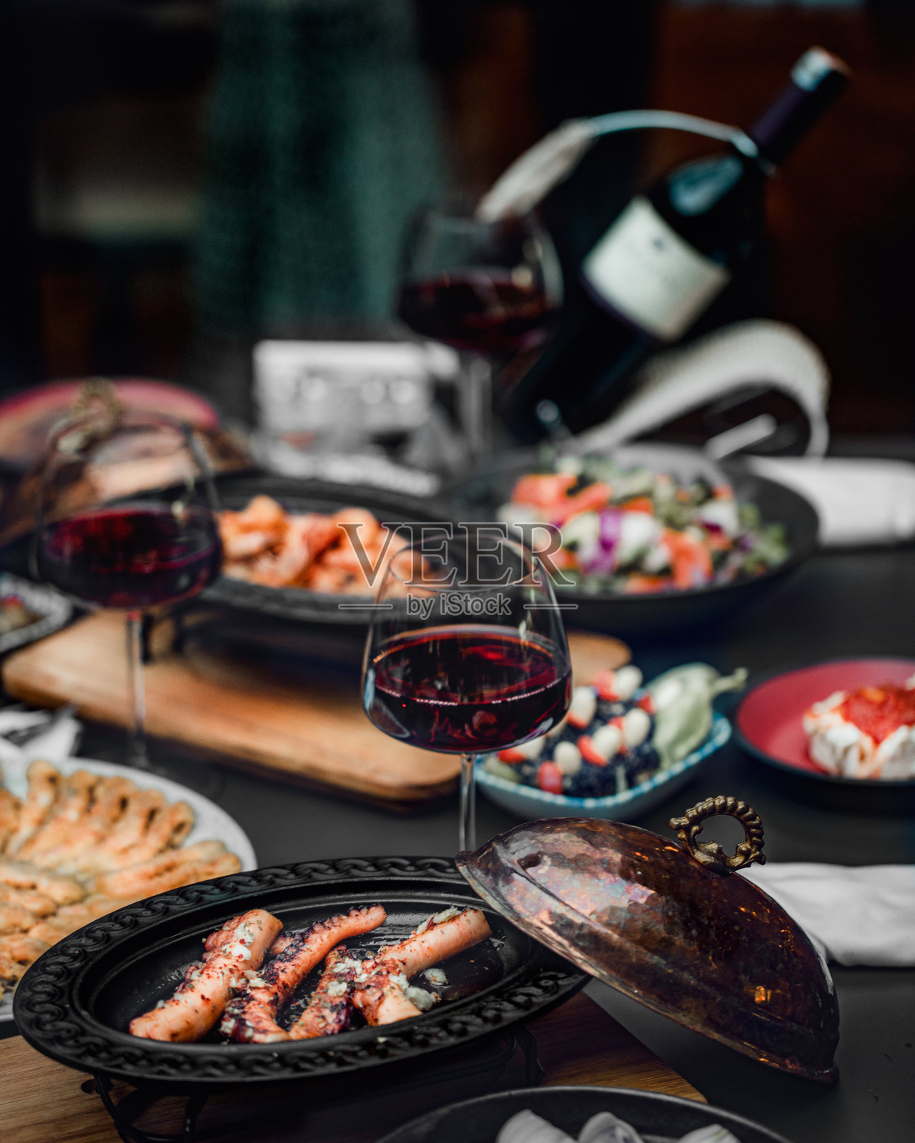 酒杯和酒桌照片摄影图片