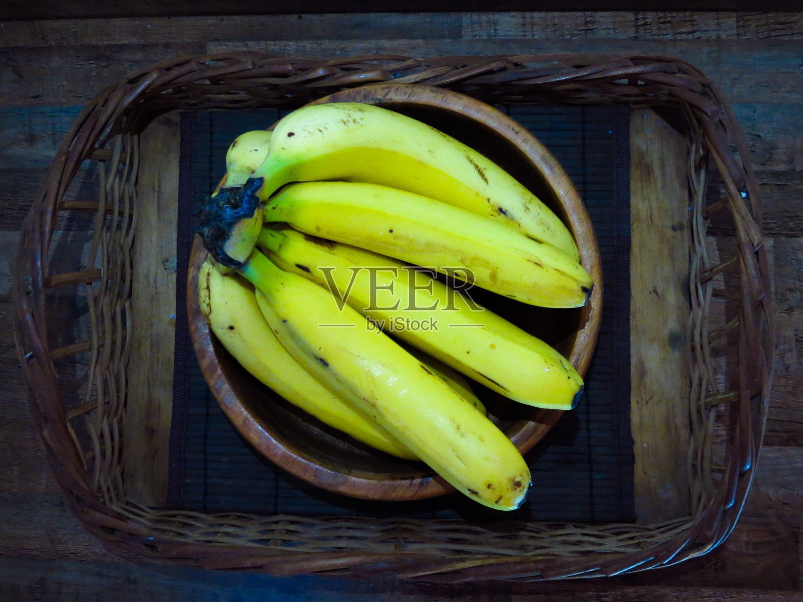 香蕉在篮子里照片摄影图片