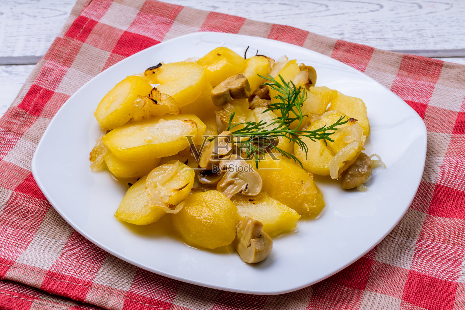 白色盘子里放着炸土豆和蘑菇照片摄影图片