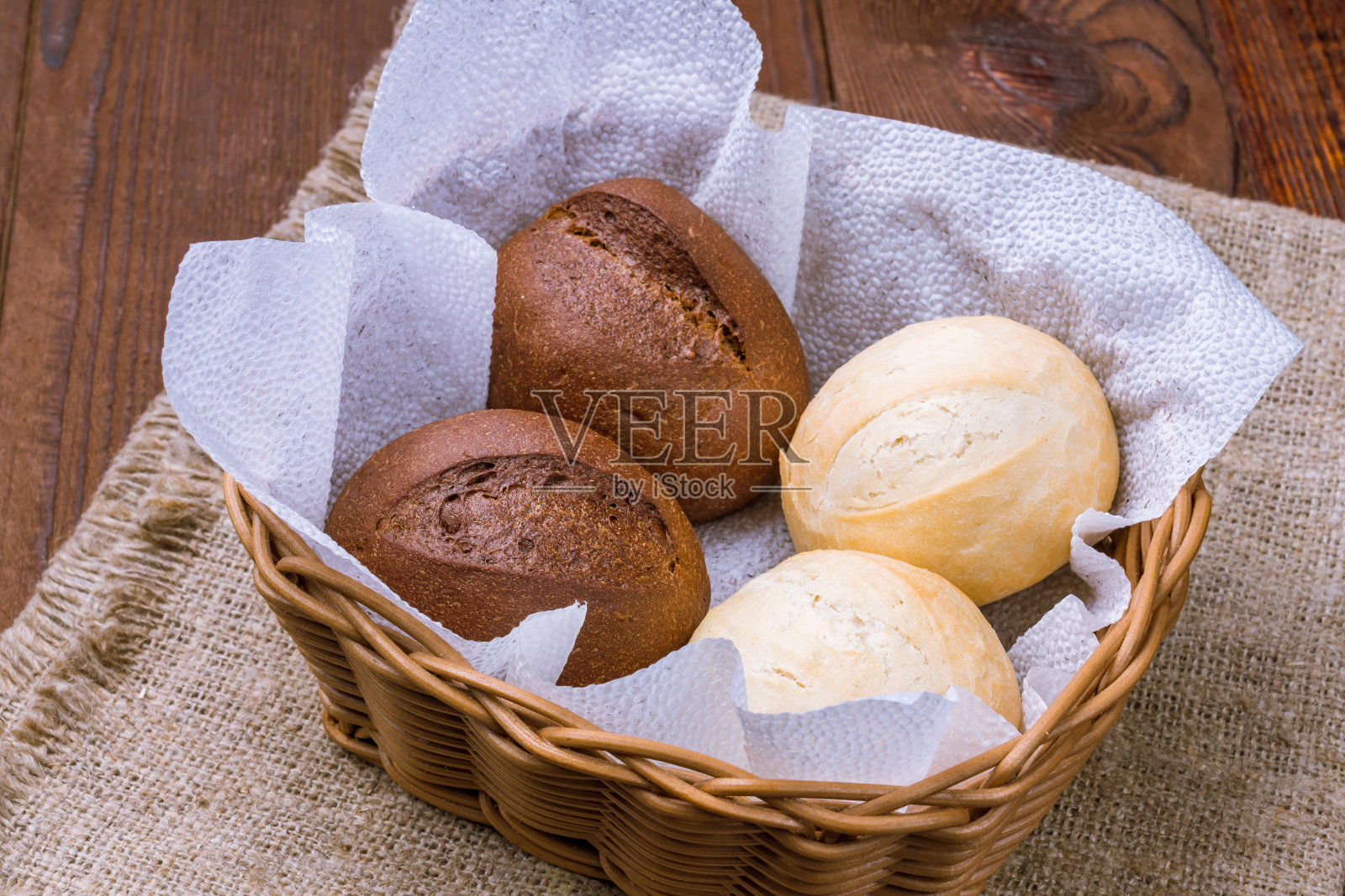 面包篮,木桌上的圆面包卷照片摄影图片