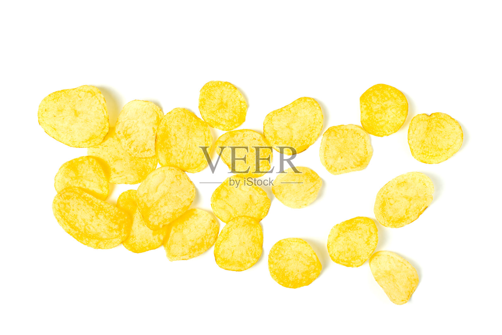 堆的天然脆薯片孤立在白色背景。照片摄影图片