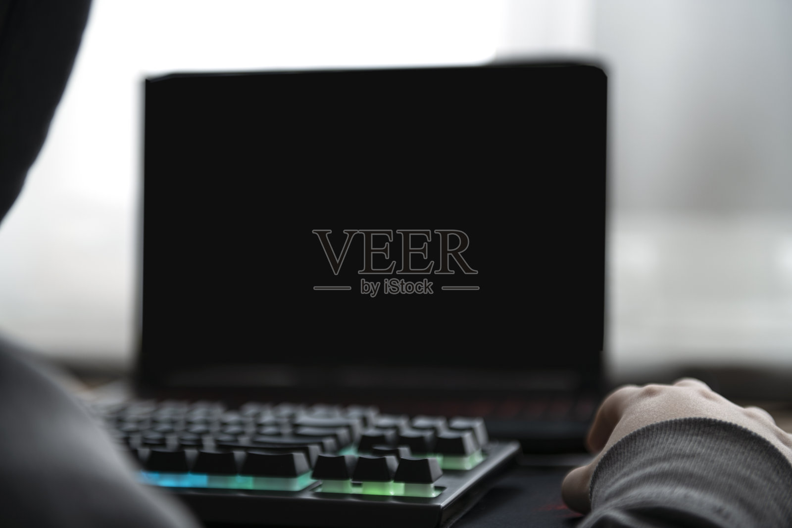 小朋友手握数码鼠标,用手提电脑进行操作照片摄影图片