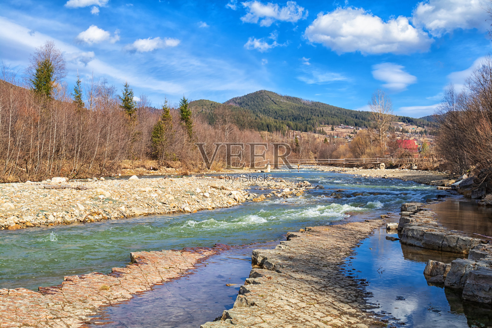 乌克兰喀尔巴阡山脉的一条河流。照片摄影图片