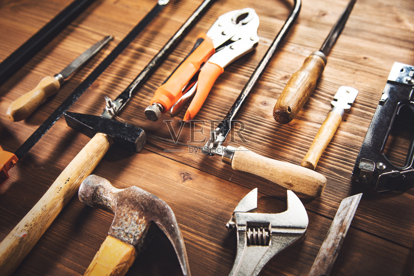 木桌上有图案的建筑工具照片摄影图片