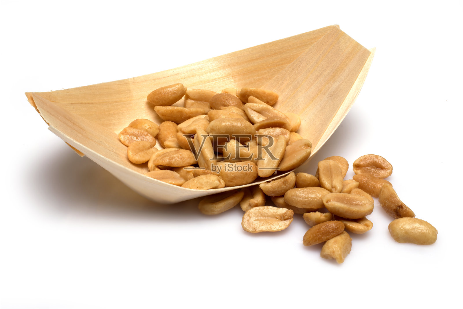 竹碗炒咸花生白底照片摄影图片