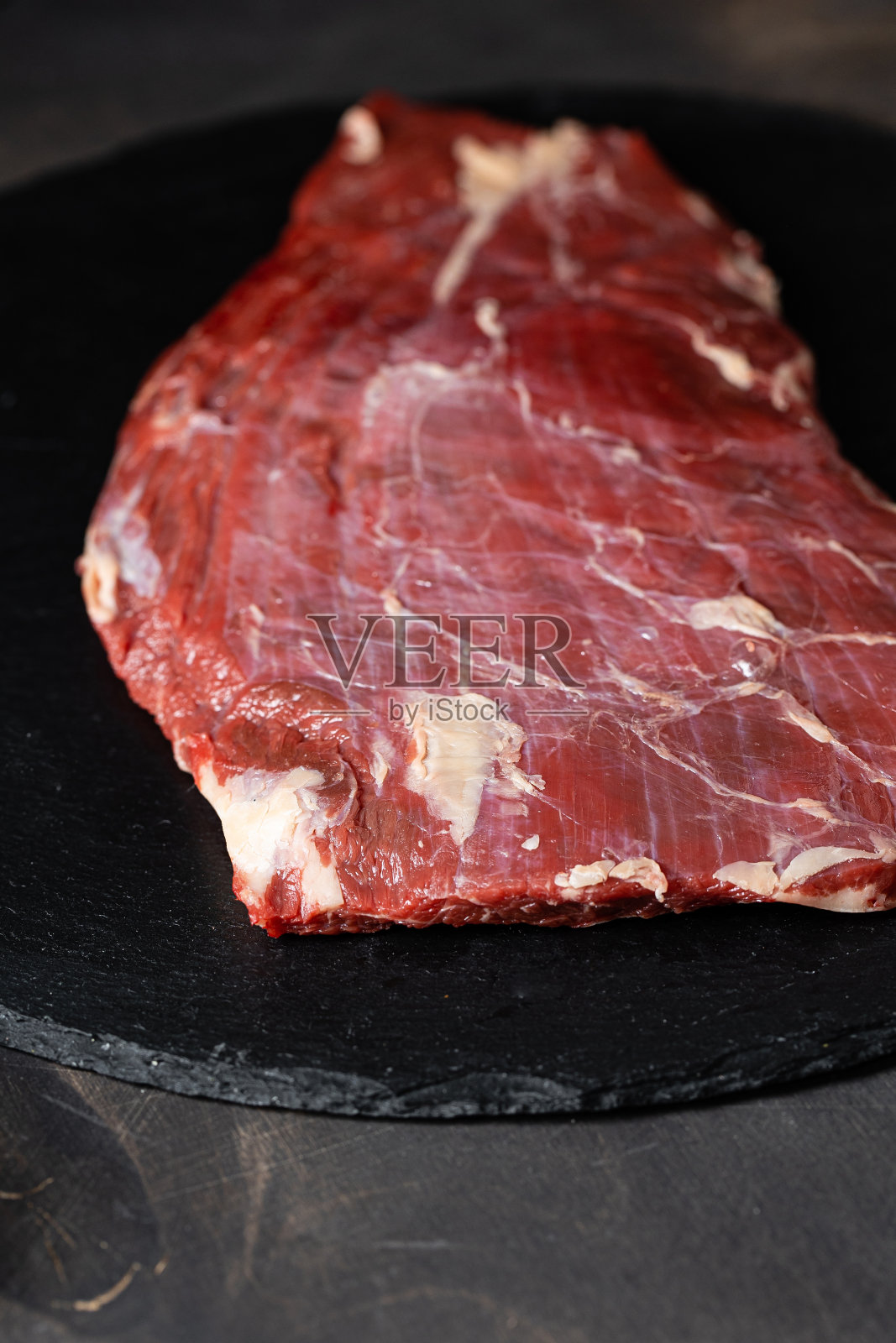 新鲜的生牛肉侧面肉黑色的背景照片摄影图片