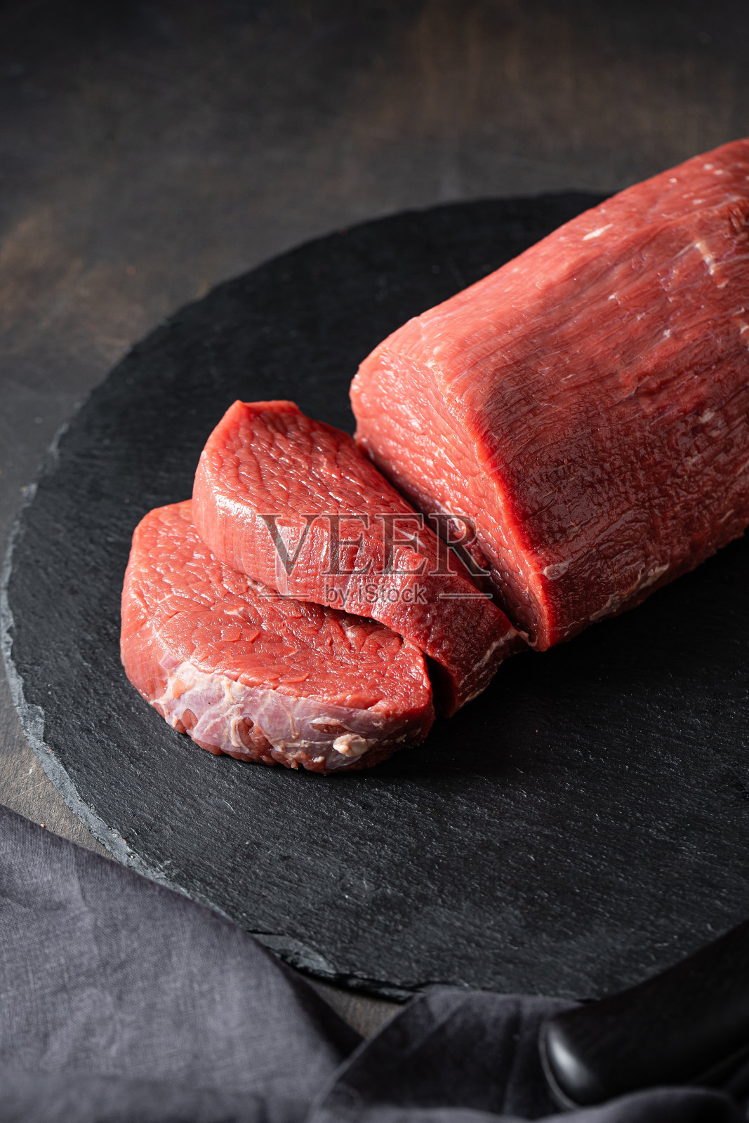 新鲜的生牛肉,黑色背景的烤牛肉照片摄影图片