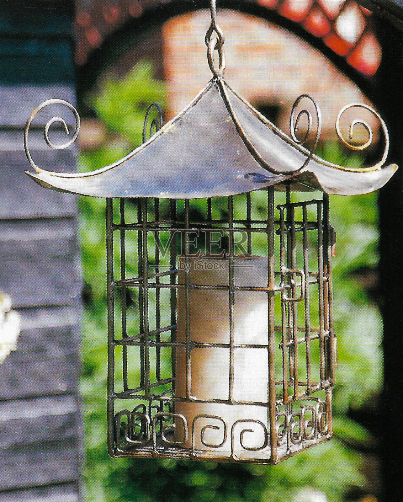 特写图像柱蜡烛在东方金属灯笼悬挂自制的黑色和红色日本茶室棚,生锈,风化的日本特色在东方风格的花园照片摄影图片