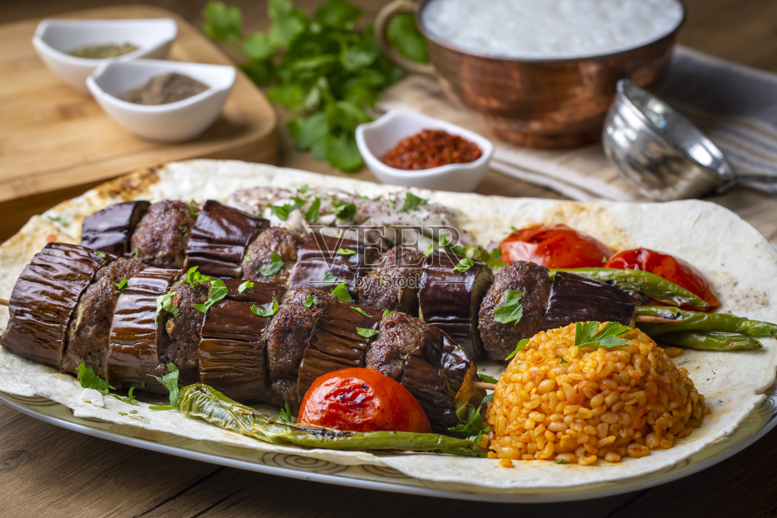 土耳其烤肉:茄子和肉丸烤串照片摄影图片