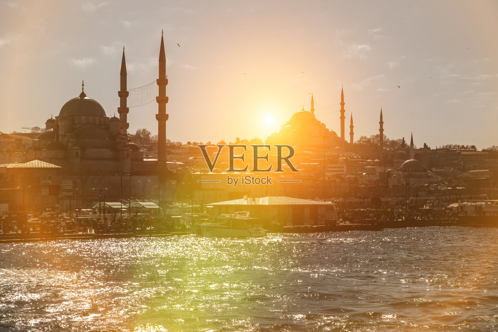 伊斯坦布尔的清真寺,从博斯普鲁斯俯瞰。照片摄影图片