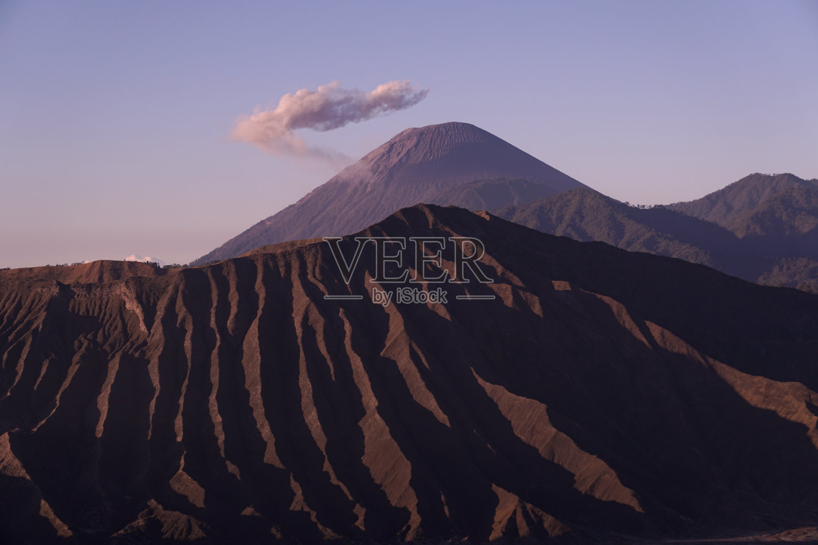 早晨,塞梅鲁山戴着美丽的云冠照片摄影图片
