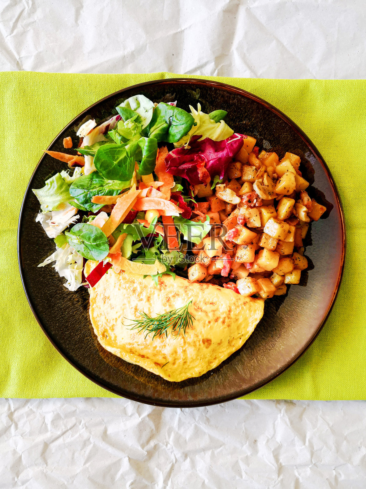 用番茄、香葱和新鲜莴苣做的煎蛋卷照片摄影图片