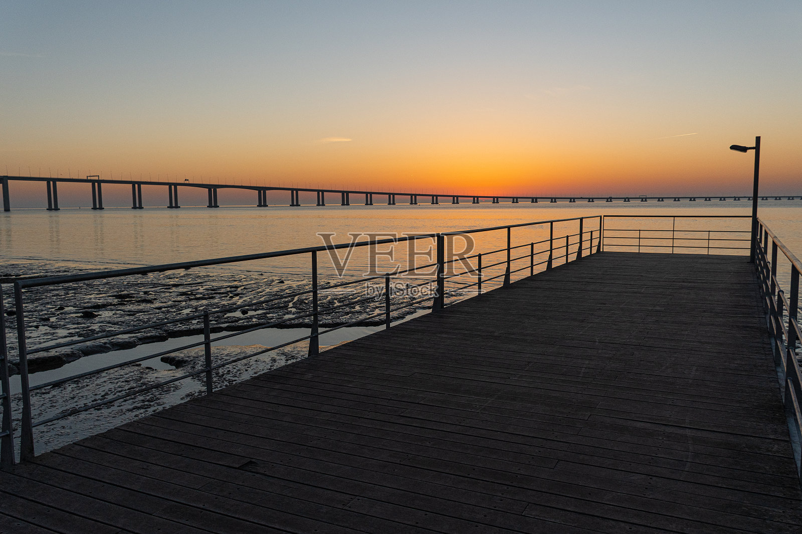 里斯本伽马巴斯克桥的日出,是清晨黄金时刻的色彩。伽马的巴斯克桥照片摄影图片