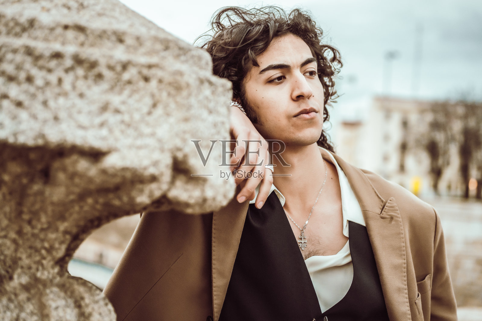 城市里时髦的复古模特照片摄影图片