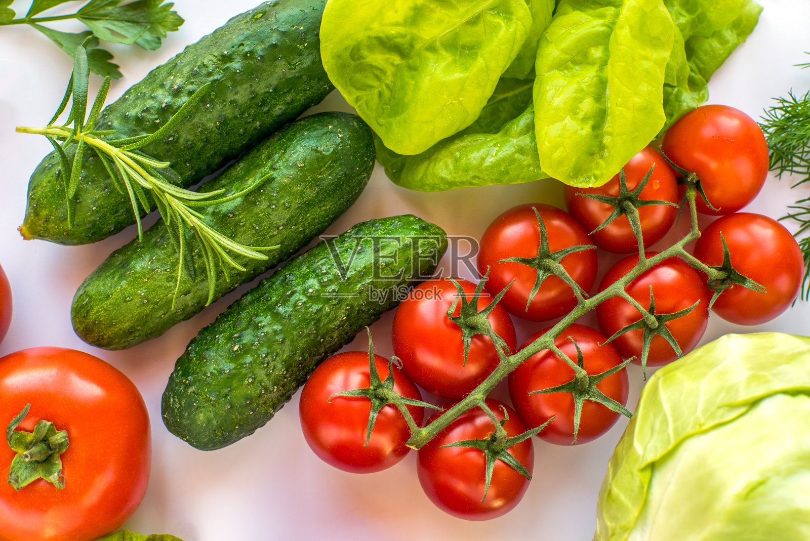 樱桃番茄树枝和黄瓜,卷心菜,生菜,迷迭香,番茄,莳萝,不同类型的蔬菜俯视图。照片摄影图片