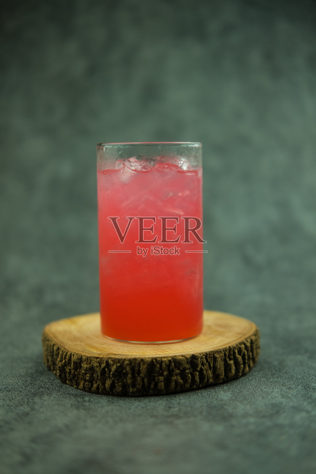 一杯加冰的粉色柠檬水照片摄影图片