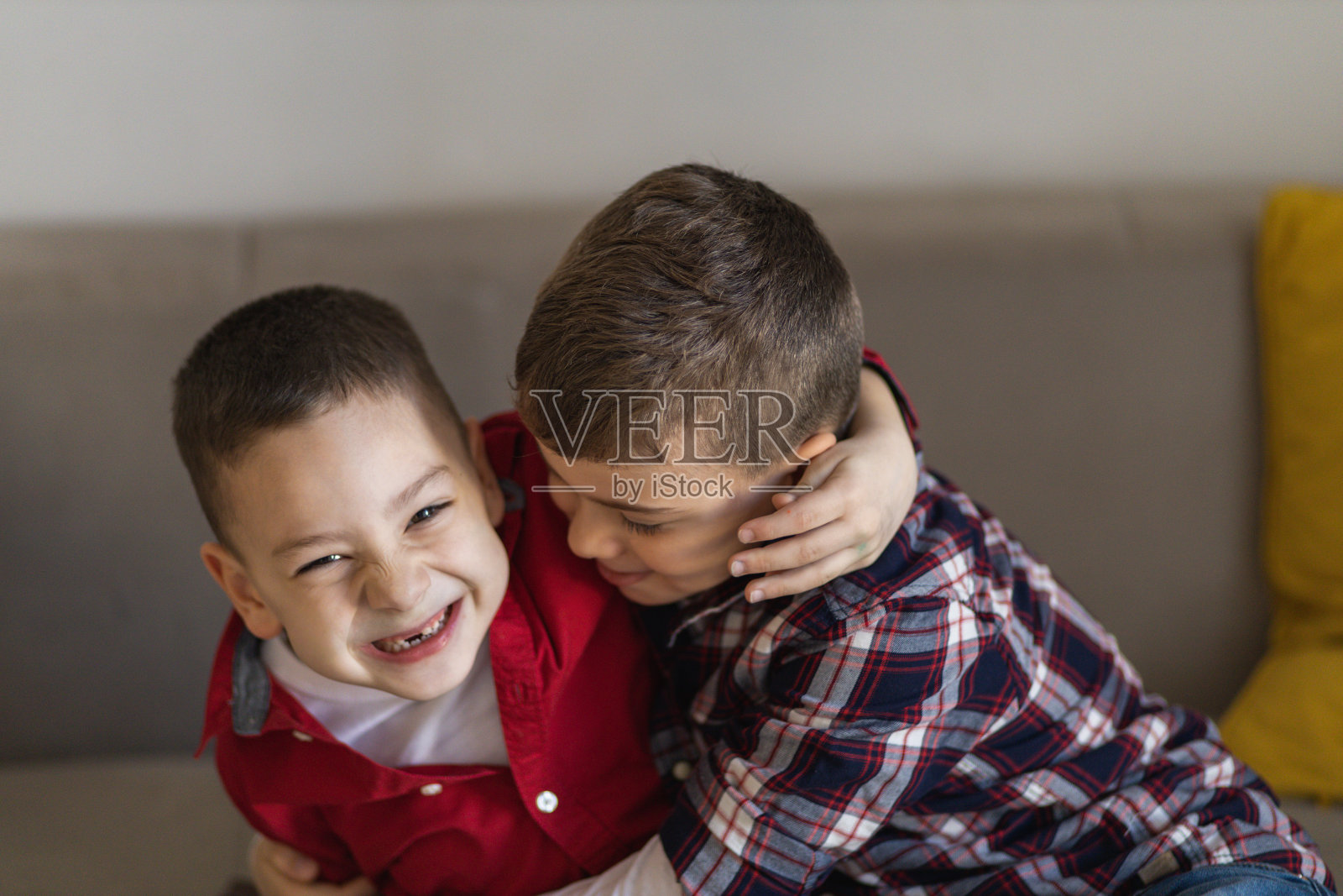 两个可爱的兄弟在家里打闹照片摄影图片