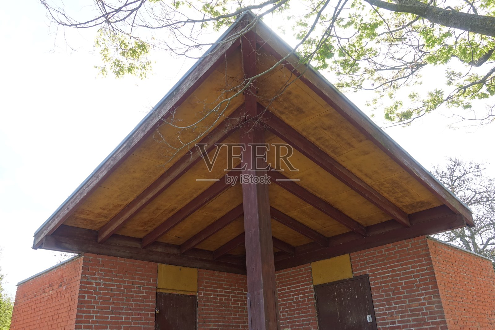 木制的藤架靠着砖墙的房子照片摄影图片