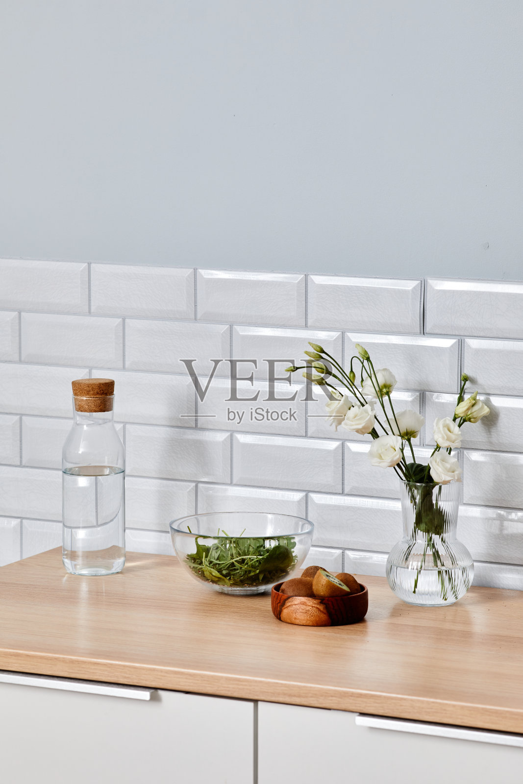 厨房柜台上有蔬菜沙拉和水果照片摄影图片