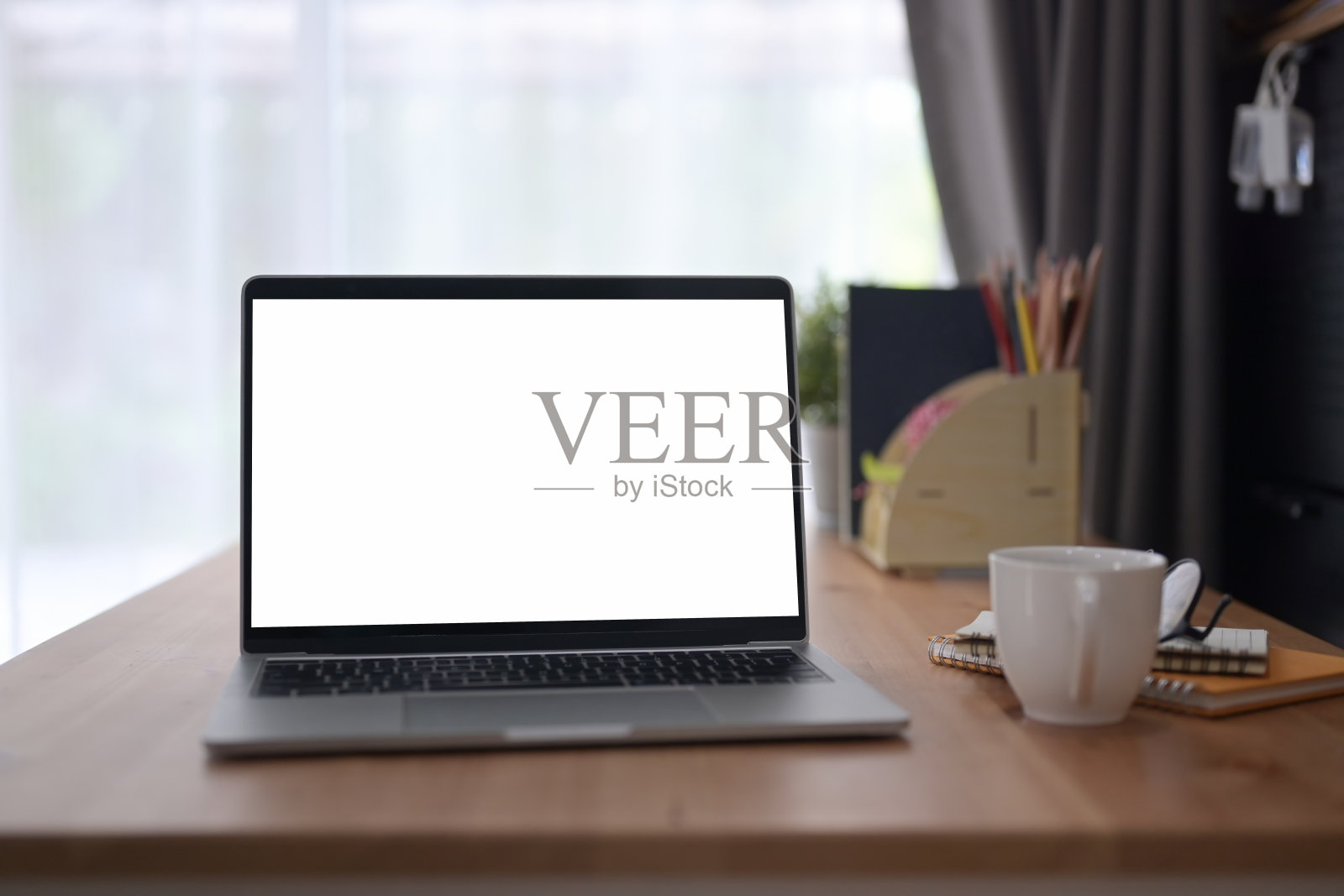 前视图电脑笔记本电脑与白色显示在木制的桌子。照片摄影图片