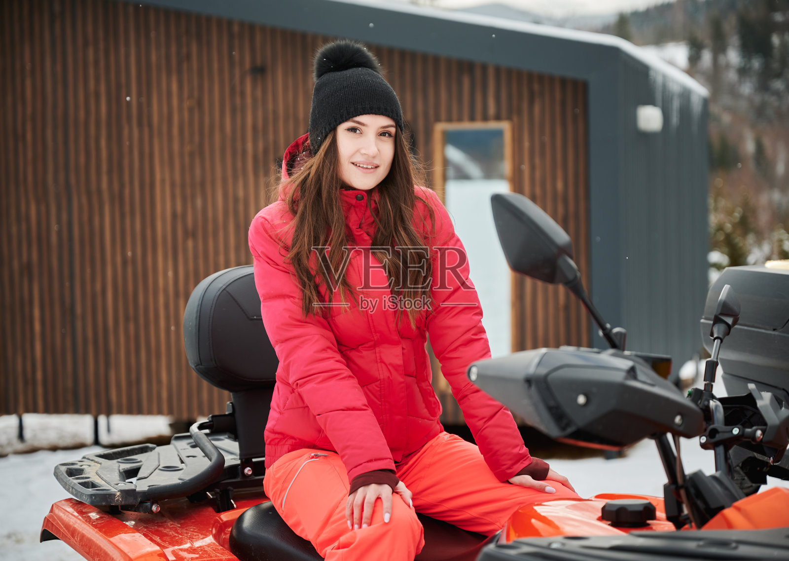 美丽的女人在越野四轮ATV摆姿势的肖像。照片摄影图片