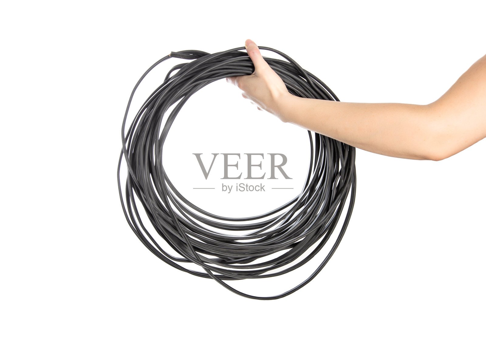 一圈黑色的铜电力电缆绝缘在白色的背景上,绝缘。特写镜头照片摄影图片